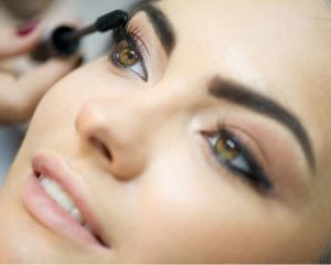 Ögonbrynsmakeup: Användbara tips som alla borde känna till